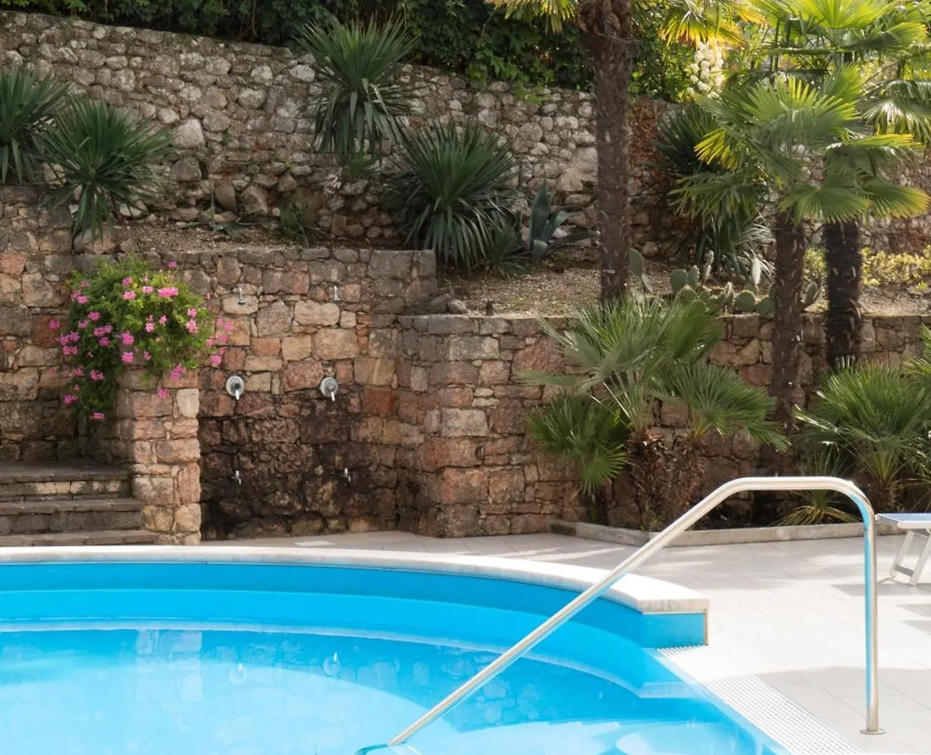 מלון ברנצונה סול גארדה Drago Suites